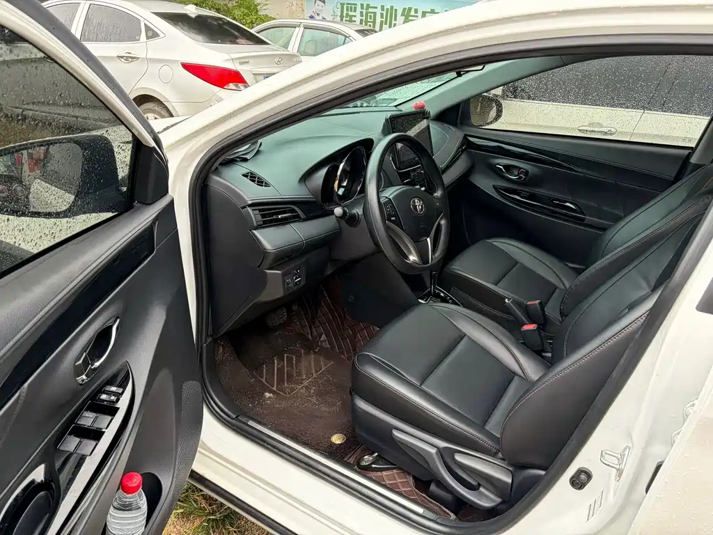 Toyota Yaris L — миниатюра 2