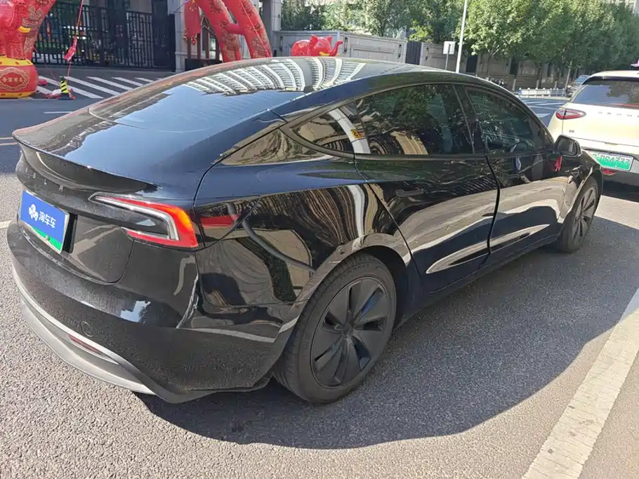 Tesla Model 3 — миниатюра 3