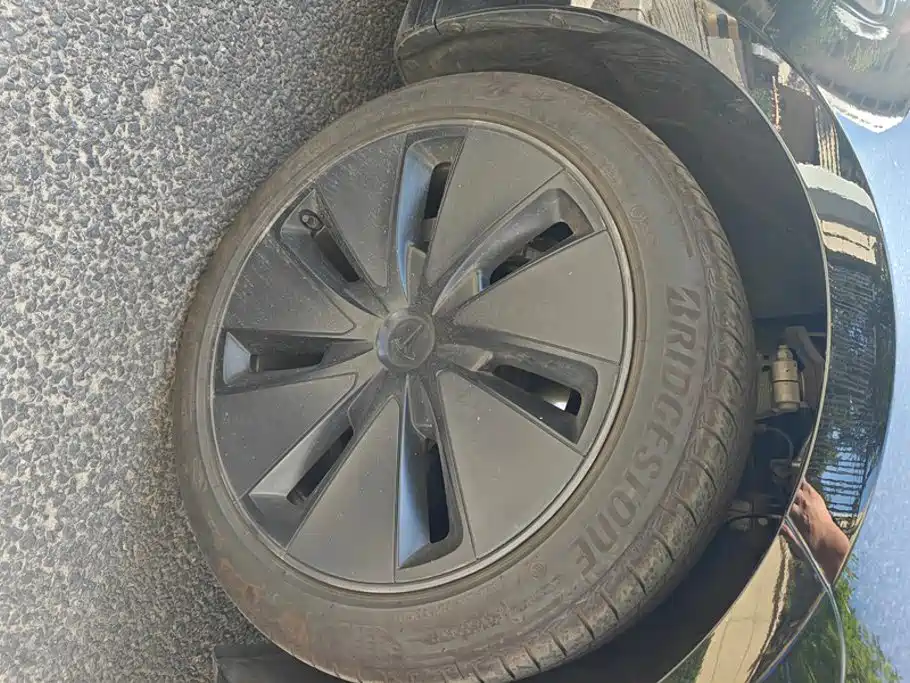 Tesla Model 3 — миниатюра 6