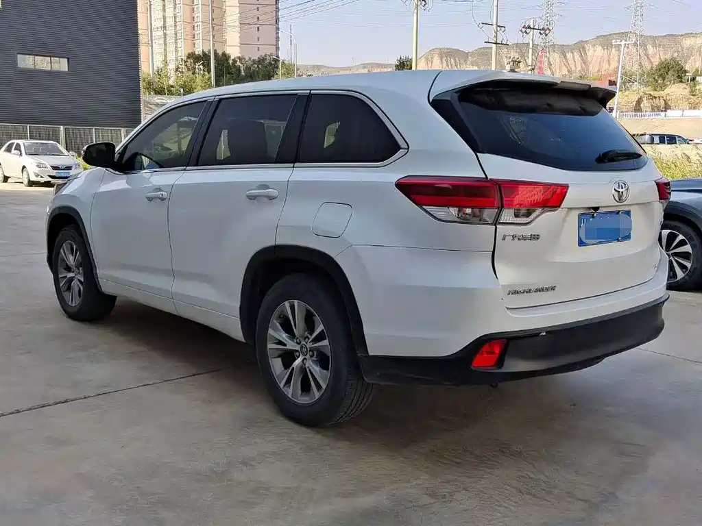TOYOTA HIGHLANDER