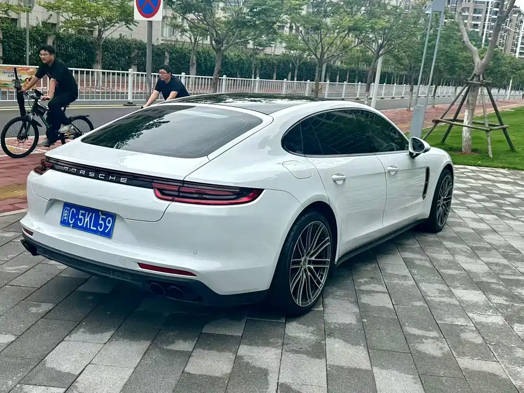 PORSCHE PANAMERA