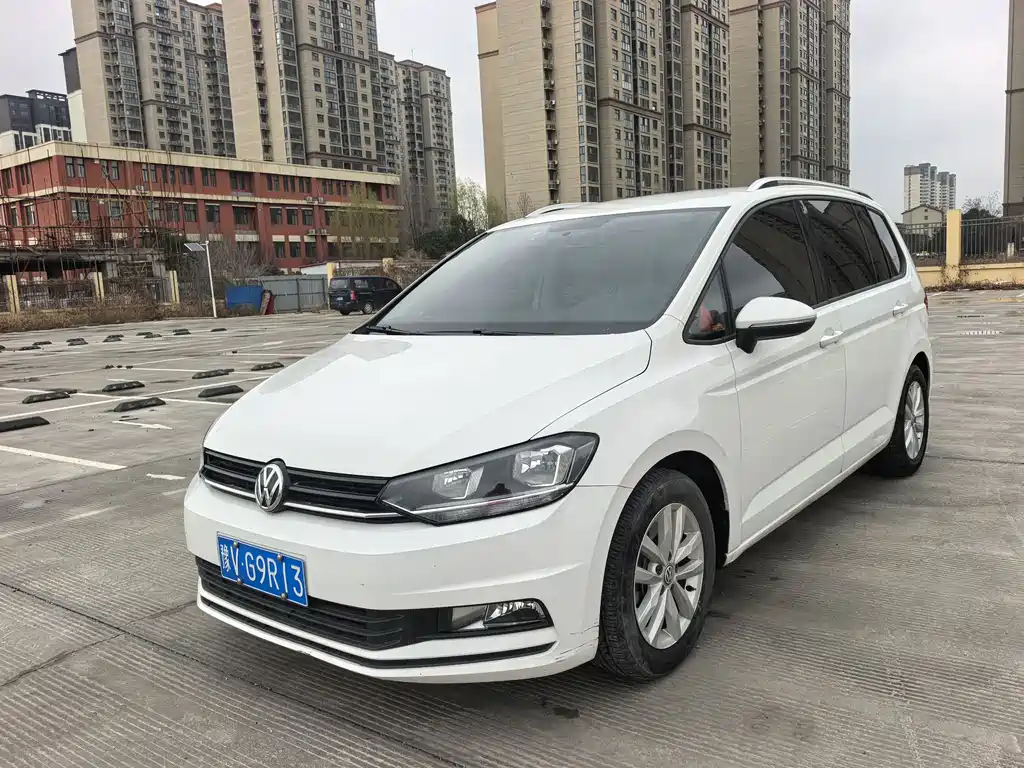 VOLKSWAGEN TOURAN