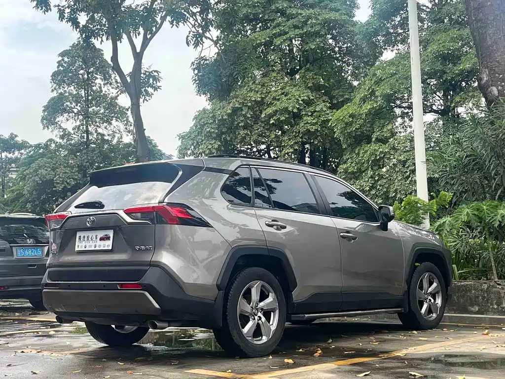 Toyota RAV4 — миниатюра 6