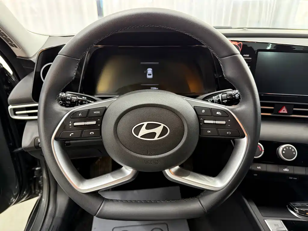 Hyundai Elantra - фото 14