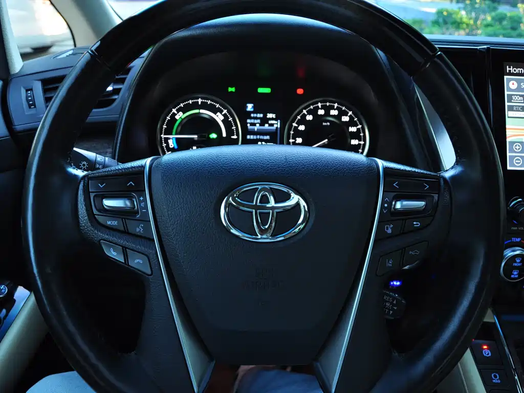 Toyota Alphard — миниатюра 15