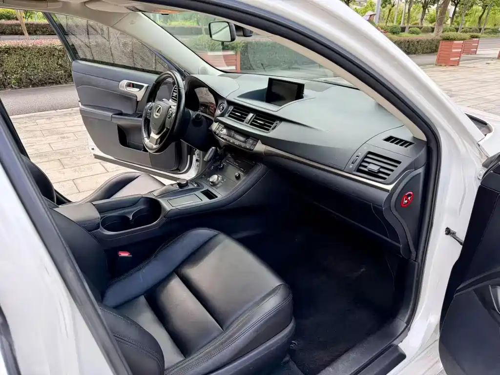 Lexus CT — миниатюра 5
