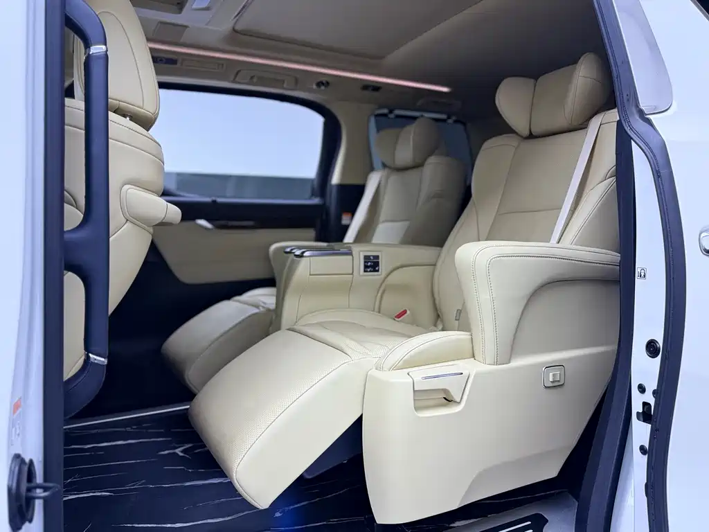 Toyota Alphard — миниатюра 9