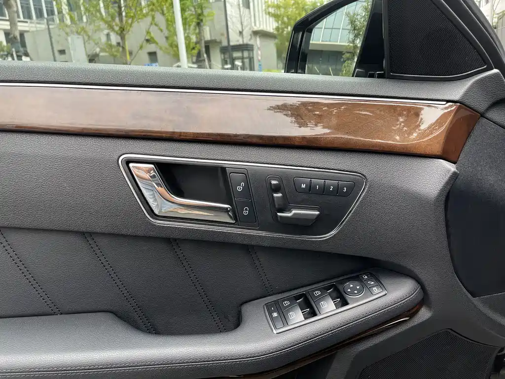 Mercedes-Benz E-Class — миниатюра 16