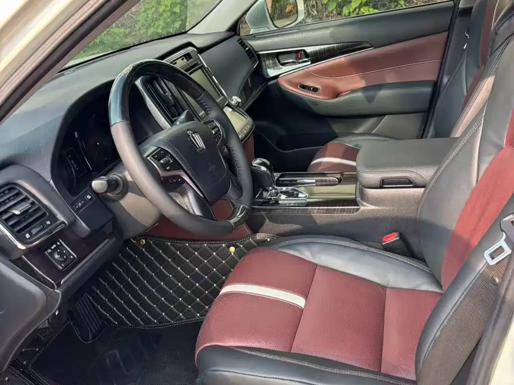 Toyota Crown — миниатюра 7