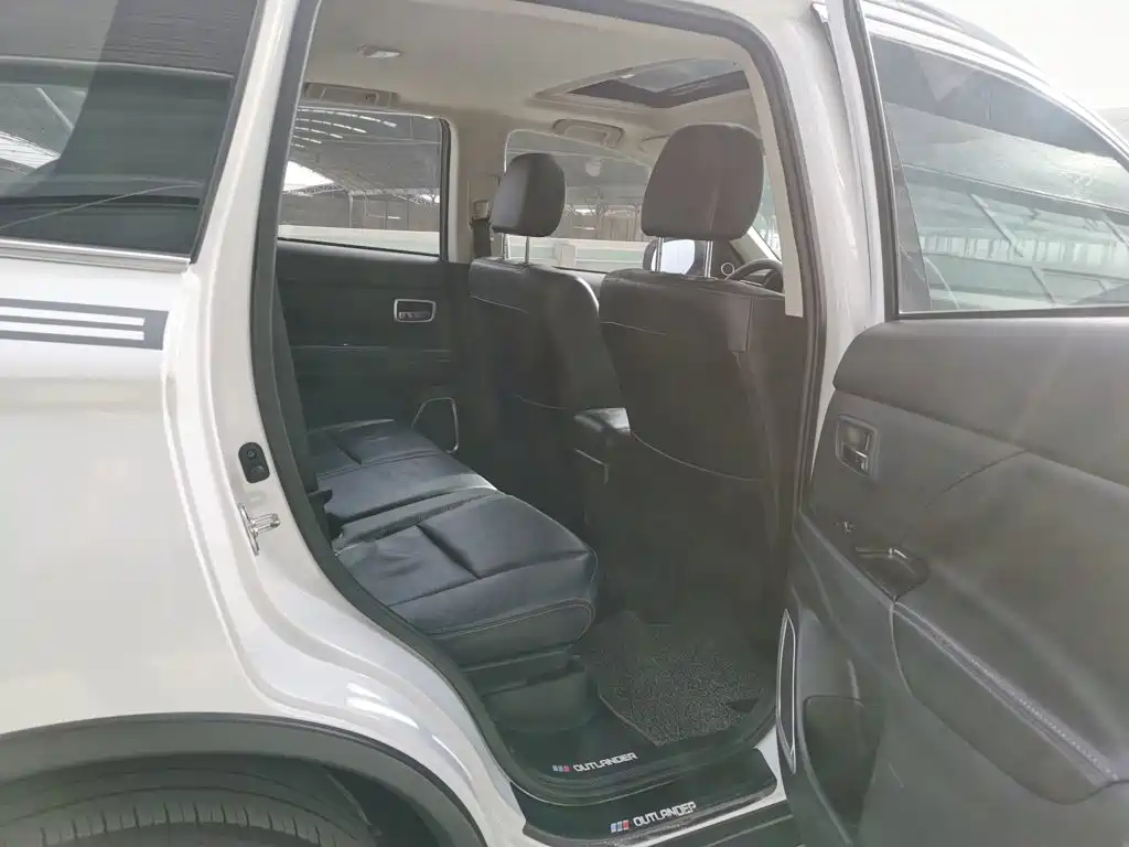 Mitsubishi Outlander — миниатюра 10