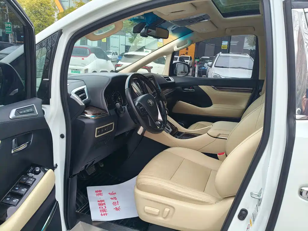 Toyota Alphard — миниатюра 4
