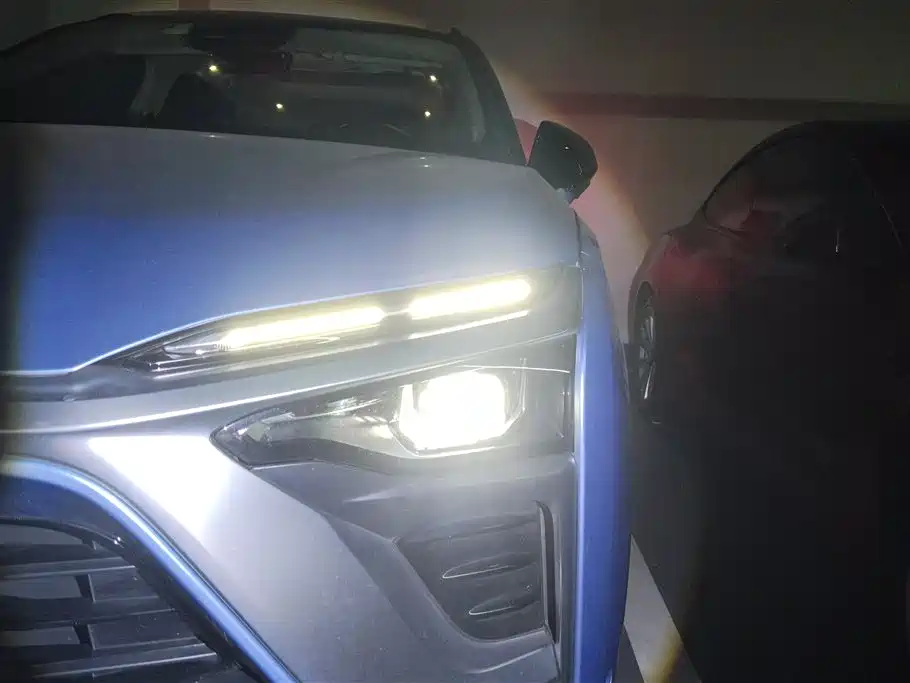 NIO ES8 2018 355KM мест