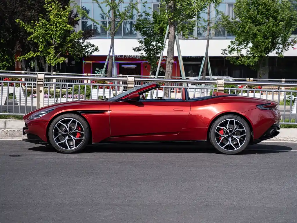 Aston Martin DB11 — миниатюра 5