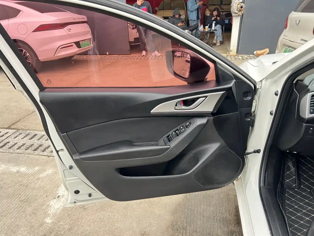 Mazda Mazda3 3 2017 1.5L AT Luxury V