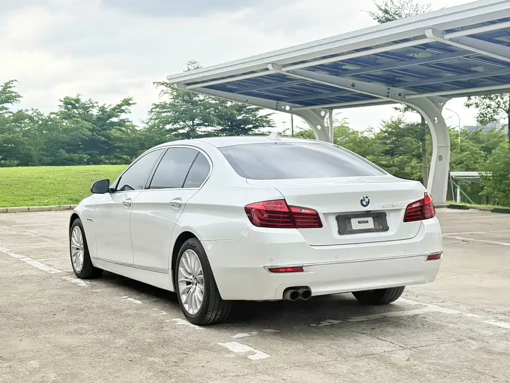 BMW 5 Series — миниатюра 7