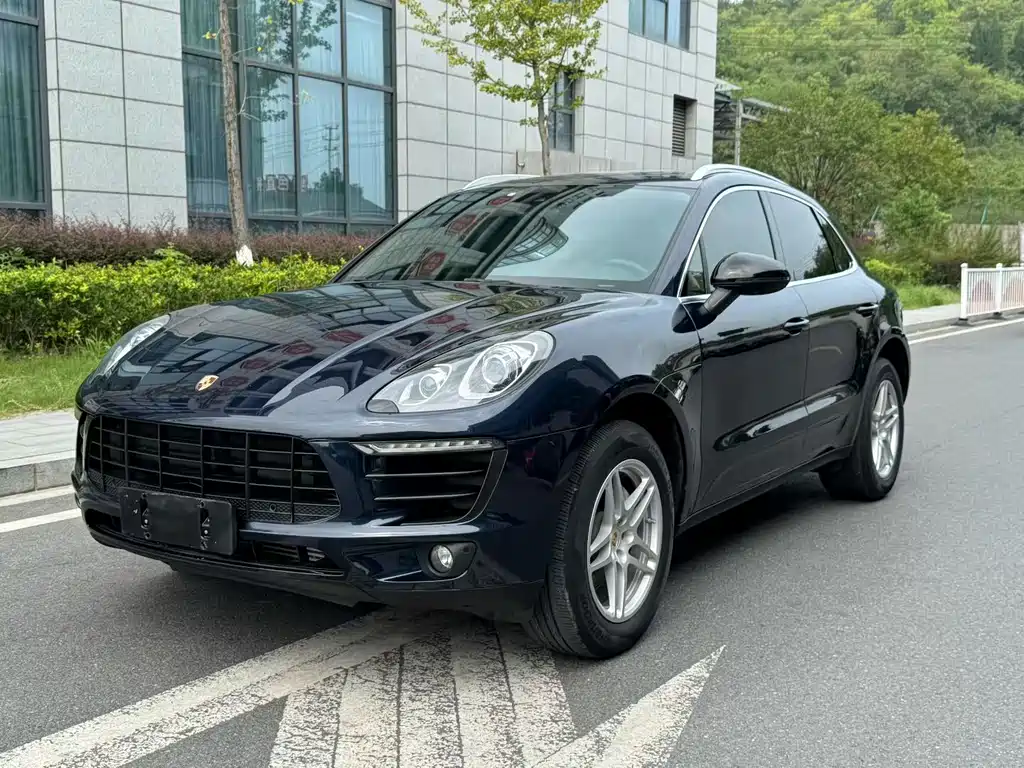 PORSCHE MACAN