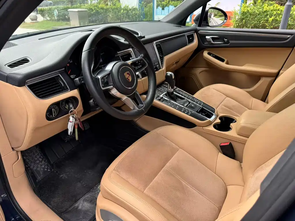 PORSCHE MACAN