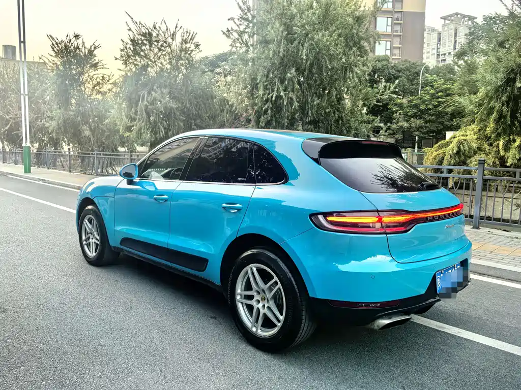 PORSCHE MACAN