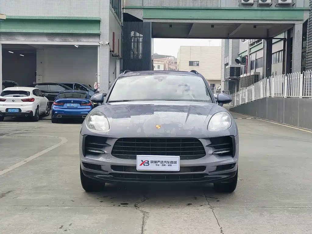 PORSCHE MACAN