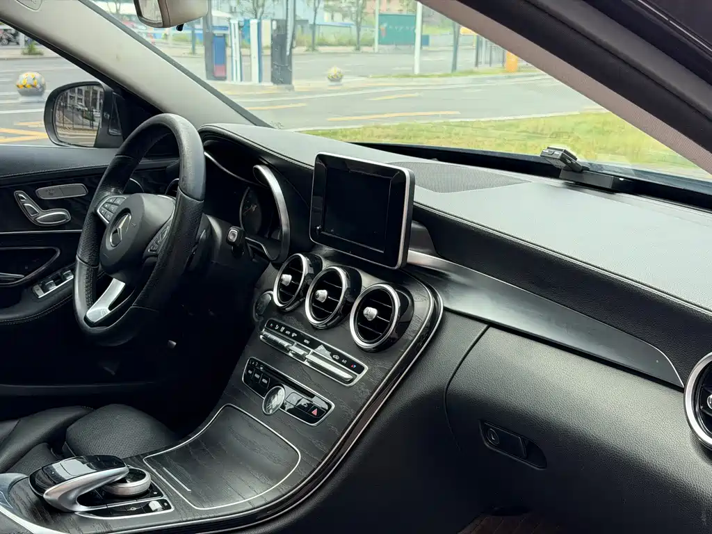 Mercedes-Benz C-Class — миниатюра 11