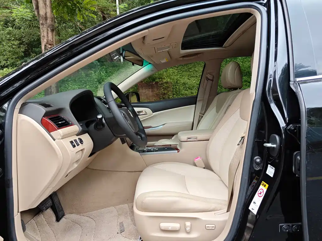 Toyota Crown — миниатюра 4