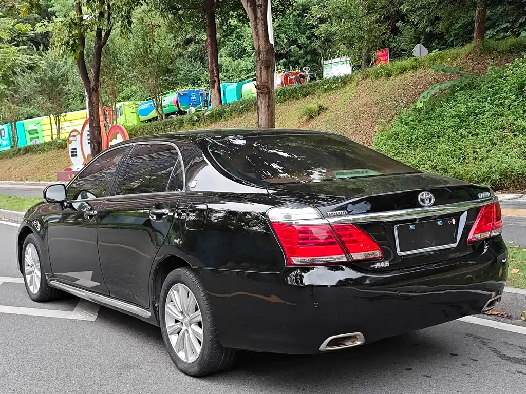 Toyota Crown — миниатюра 15