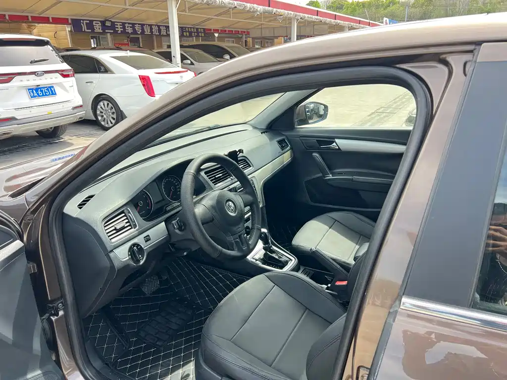 Volkswagen Gran Lavida 2013 1.6L AT Luxury