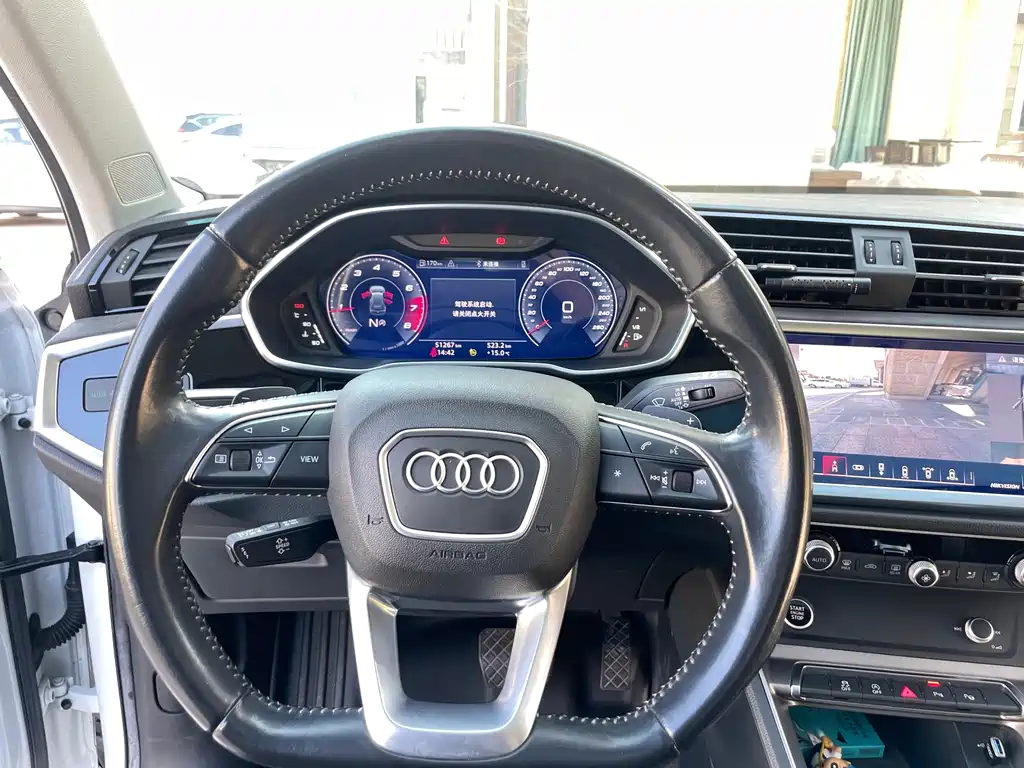 AUDI Q3