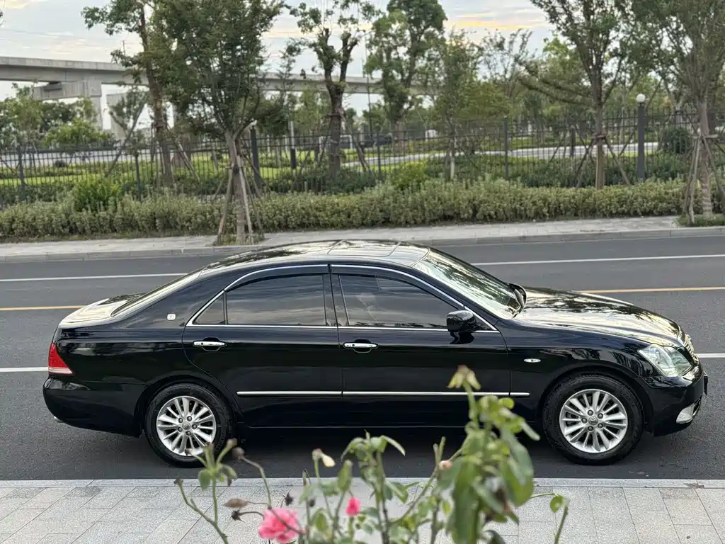 Toyota Crown — миниатюра 28