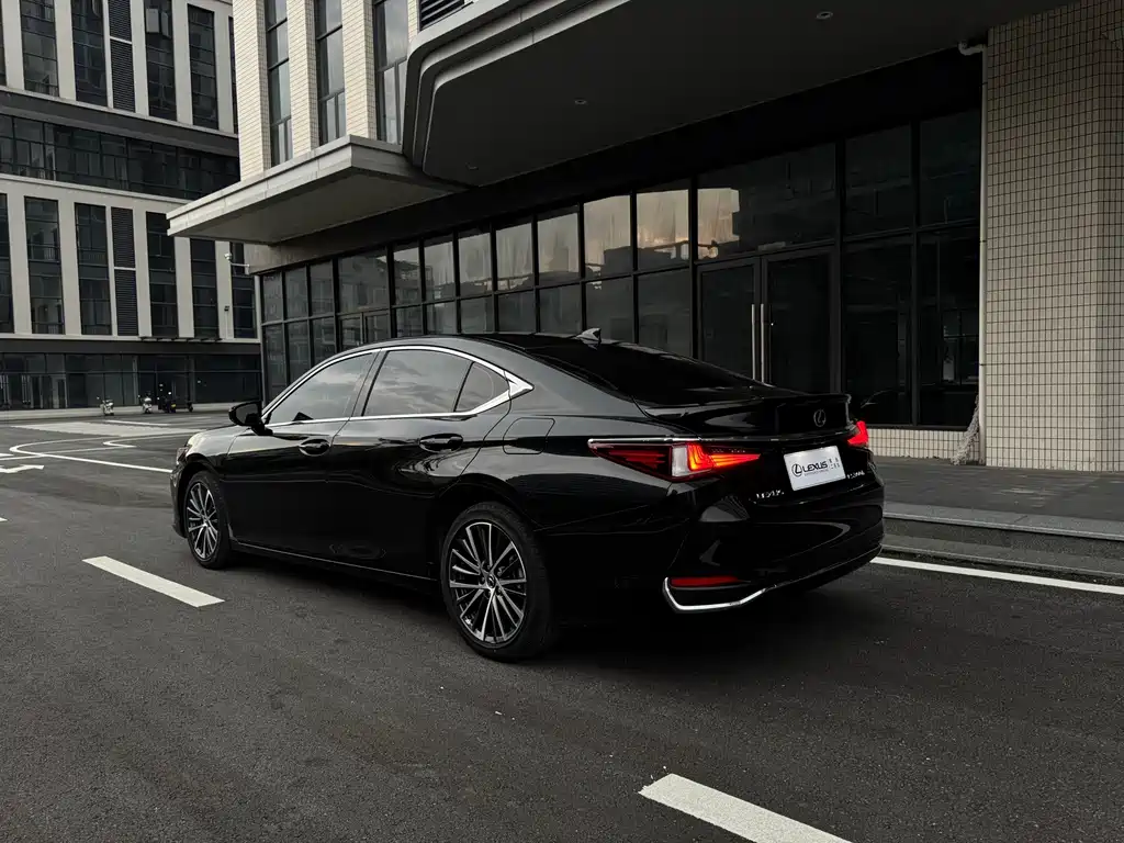 Lexus ES 2022 300h Premium