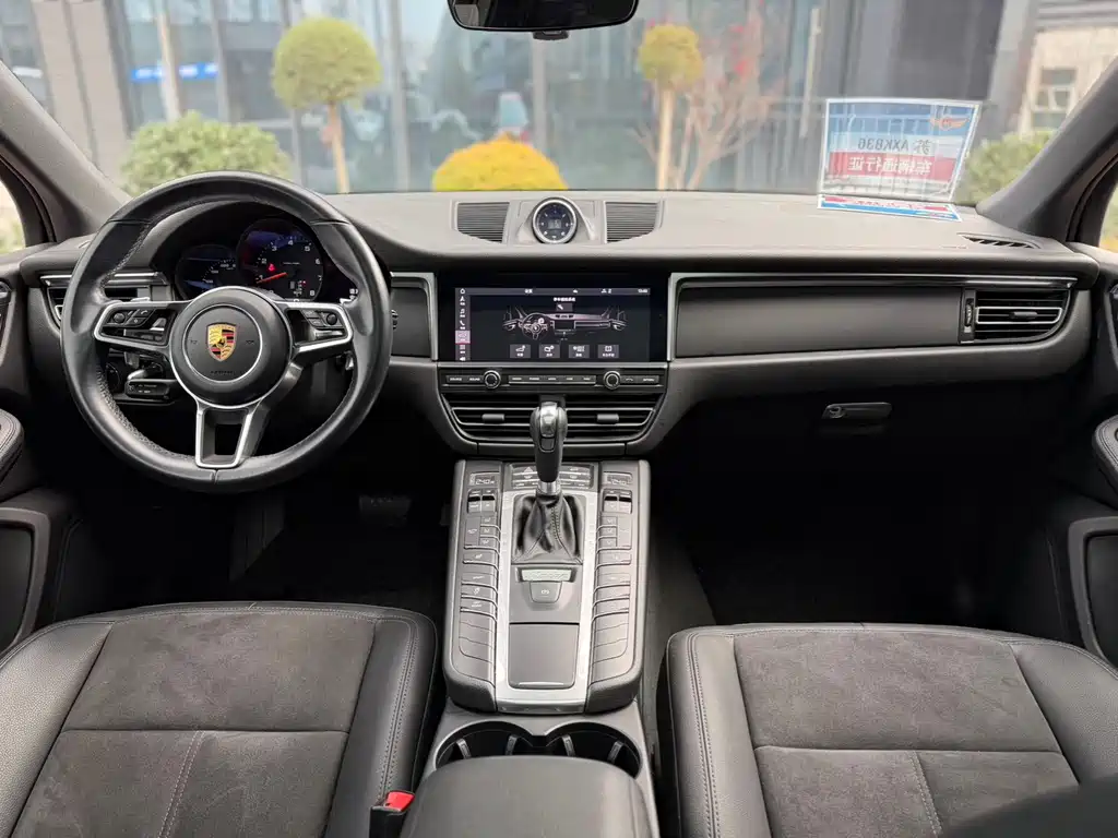 PORSCHE MACAN