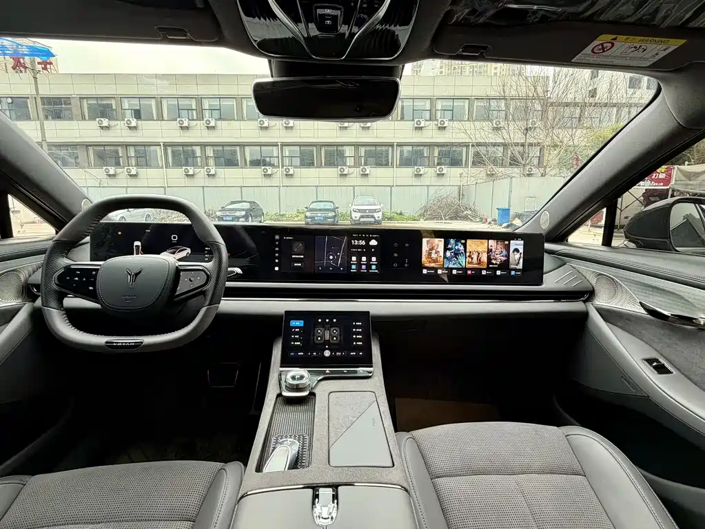 VOYAH LANTU CHASING LIGHT