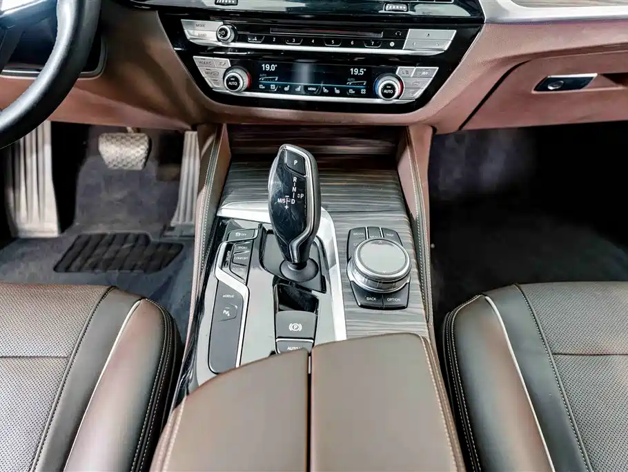 BMW 5 Series New Energy — миниатюра 12
