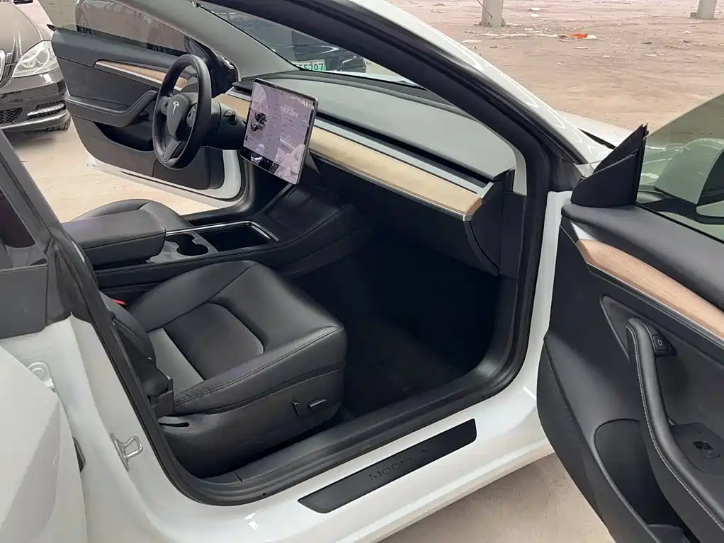 Tesla Model 3 — миниатюра 20