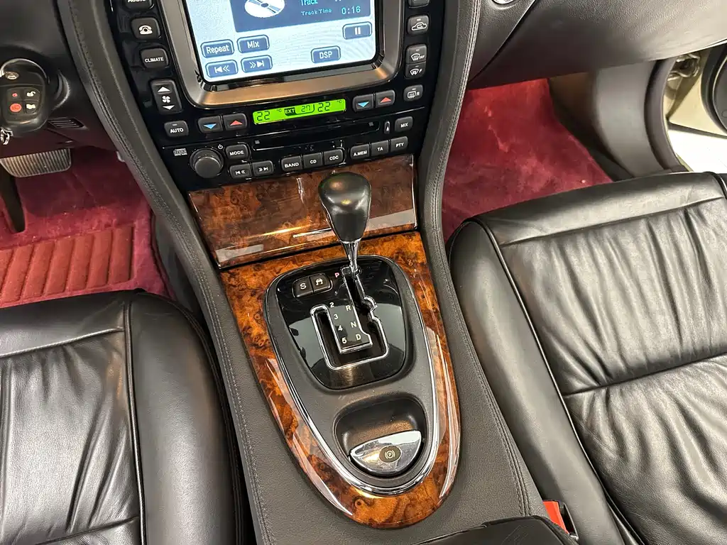 Jaguar XJ — миниатюра 21