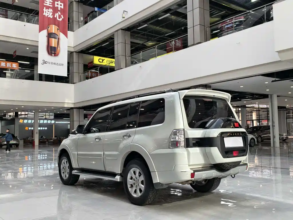 MITSUBISHI PAJERO