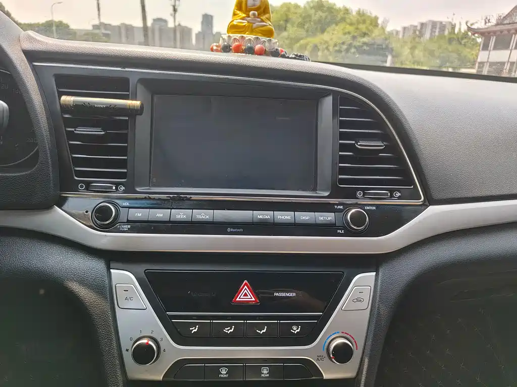 Hyundai Elantra — миниатюра 12