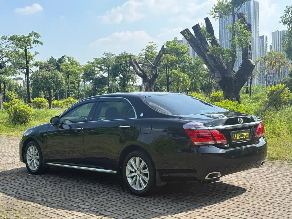 Toyota Crown — миниатюра 4