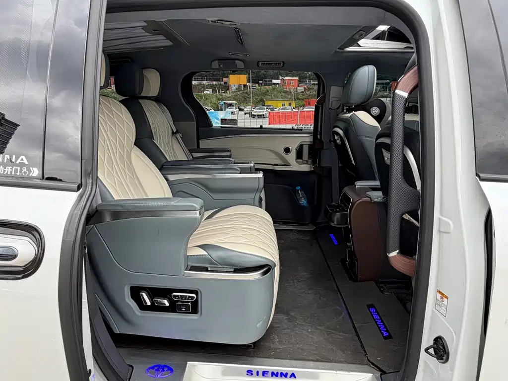 Toyota Sienna — миниатюра 9