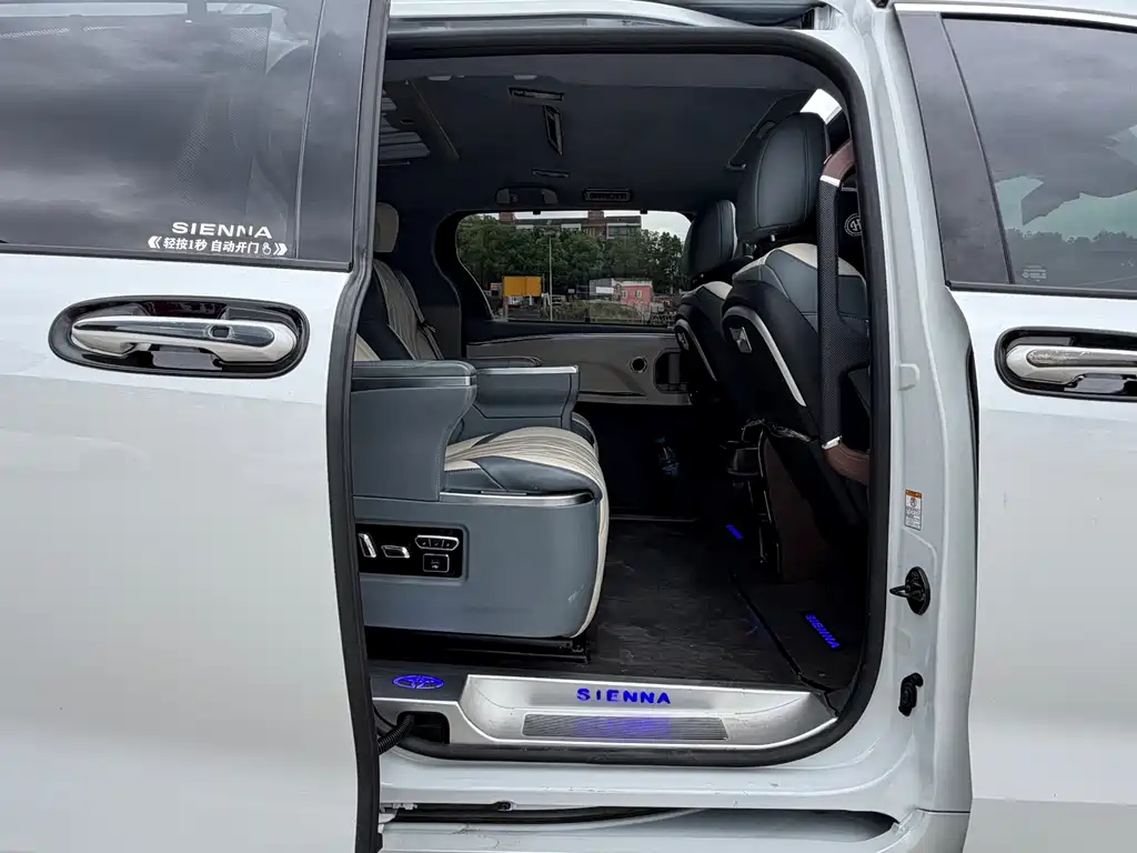 Toyota Sienna — миниатюра 8