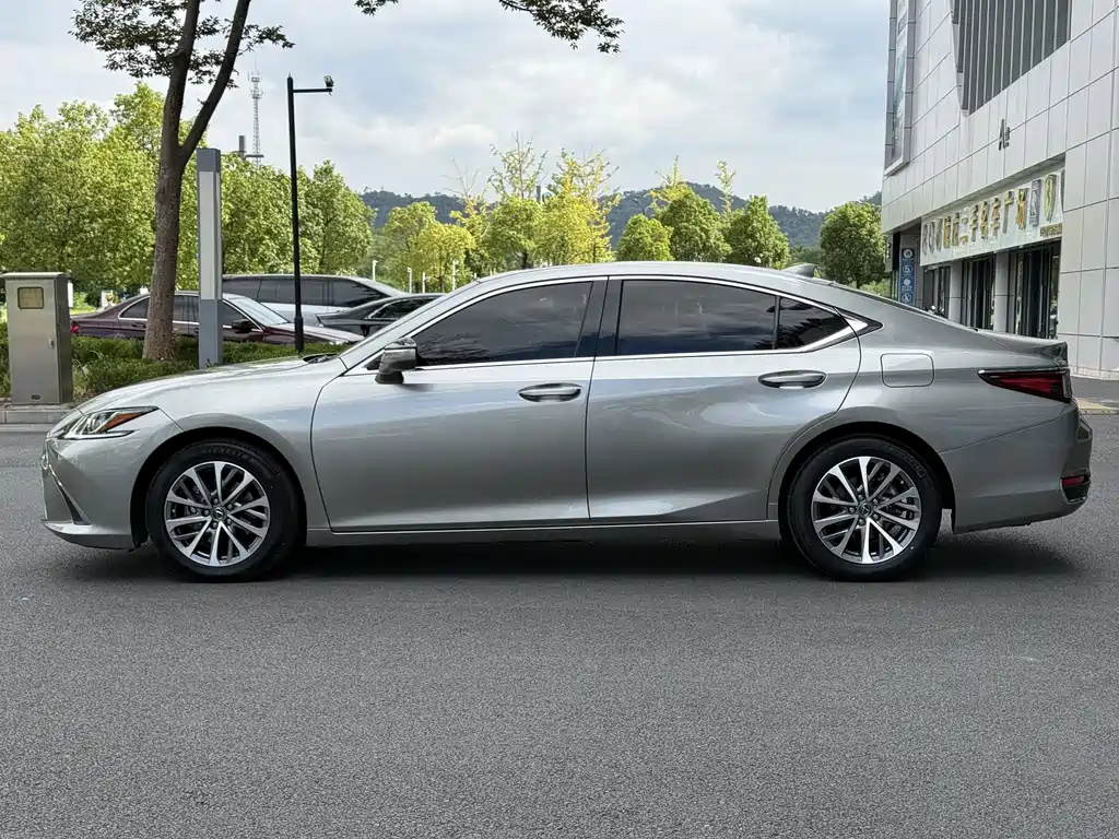 Lexus ES — миниатюра 4