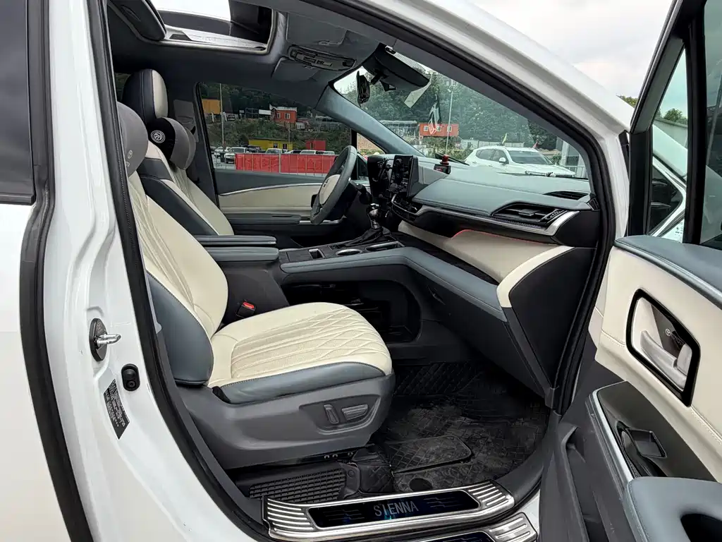 Toyota Sienna — миниатюра 6