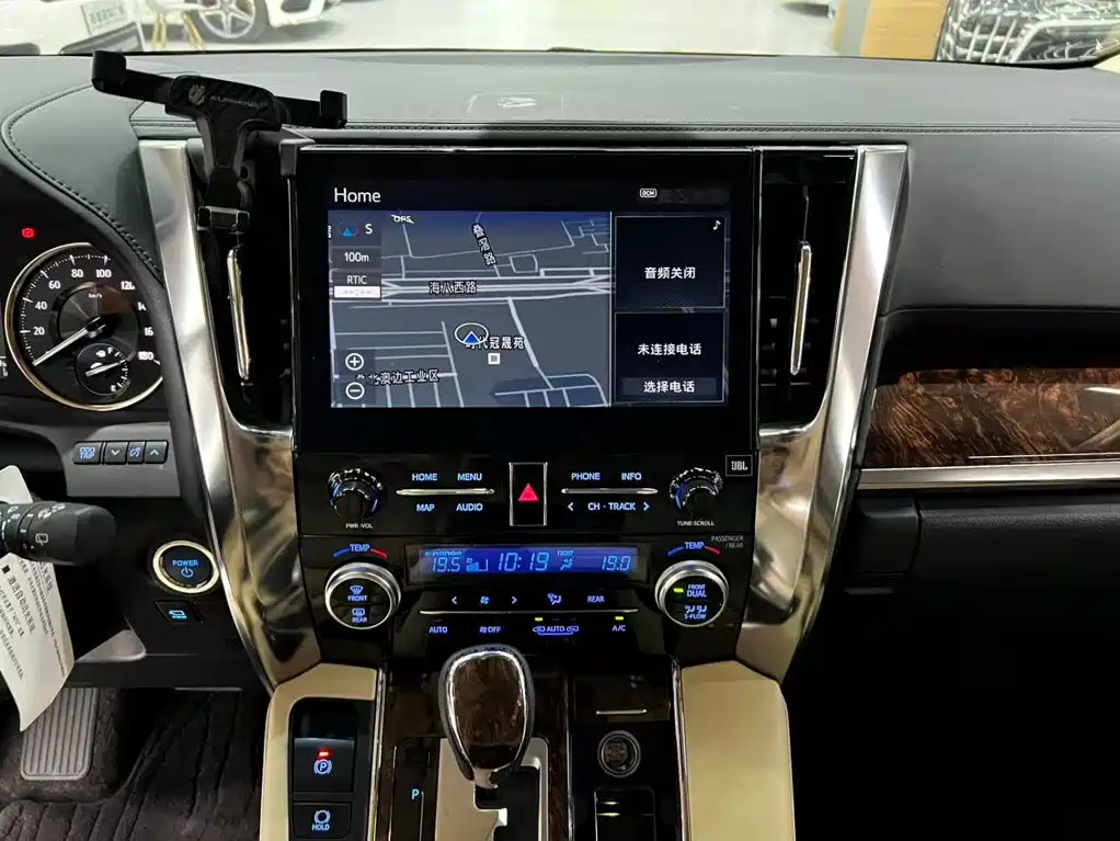 Toyota Alphard — миниатюра 14
