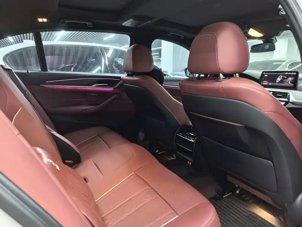 BMW 5 Series — миниатюра 11