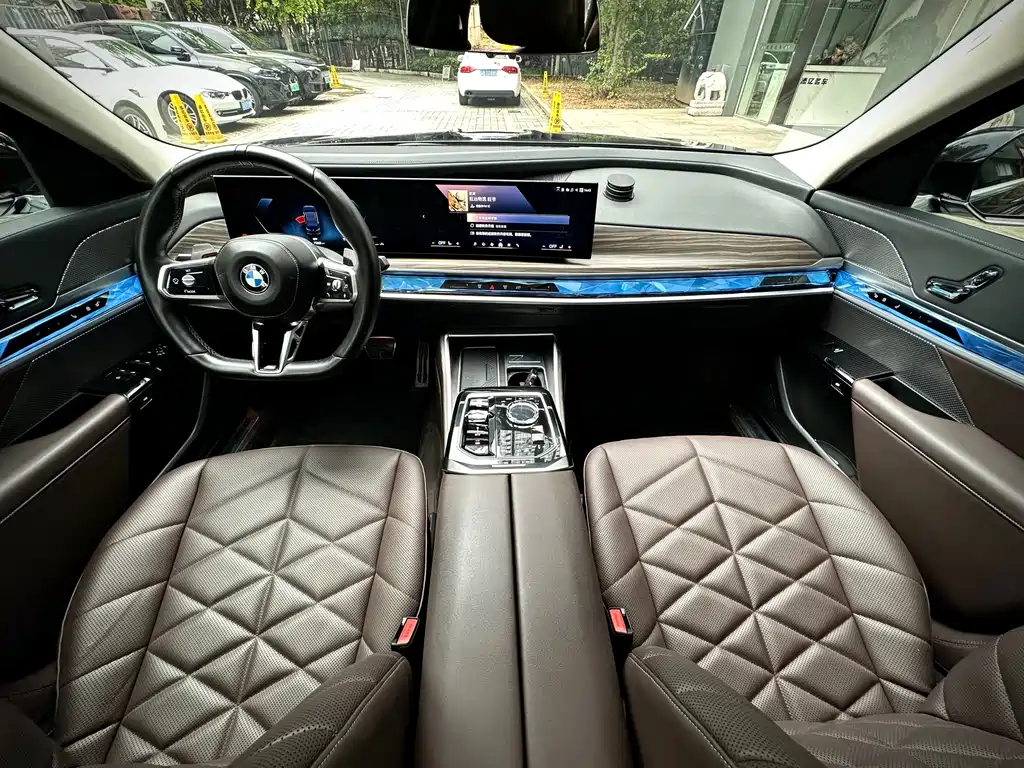 BMW 7 Series — миниатюра 14