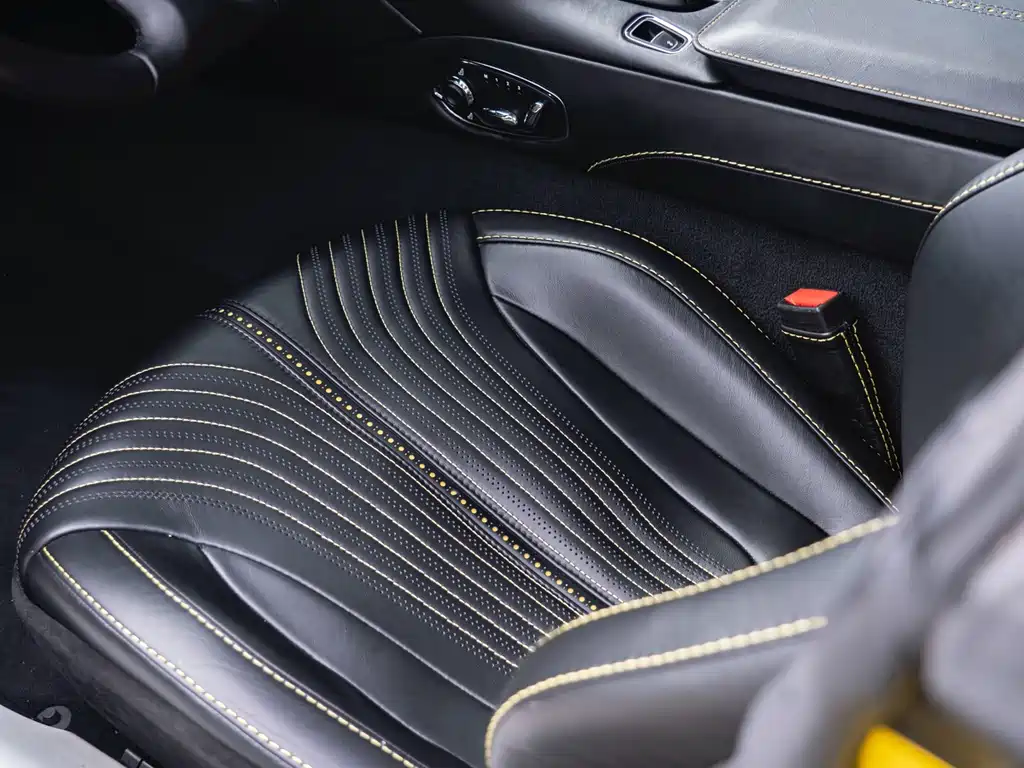 Aston Martin DB11 — миниатюра 8