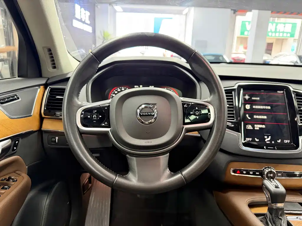 Volvo XC90 — миниатюра 8