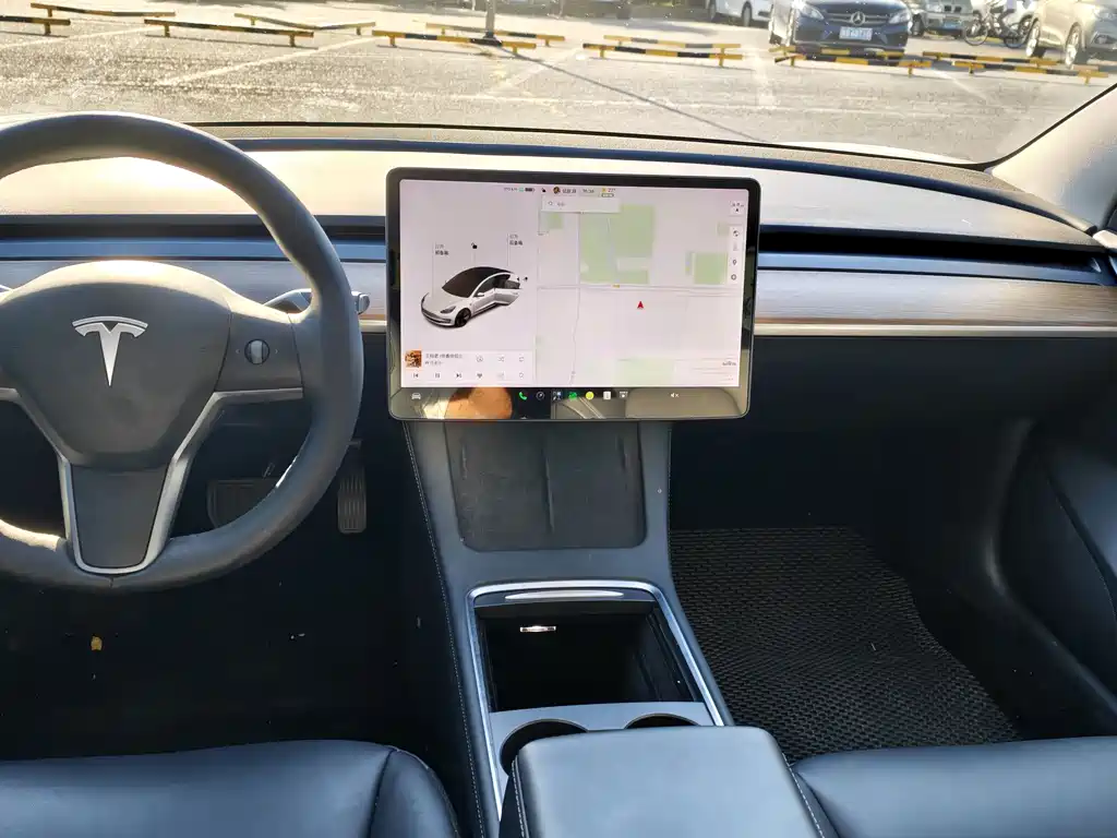 Tesla Model 3 — миниатюра 10