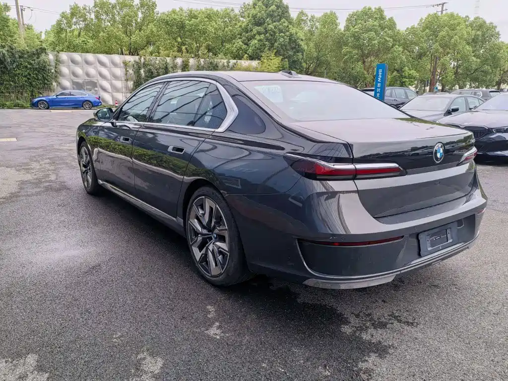 BMW 7 Series — миниатюра 3