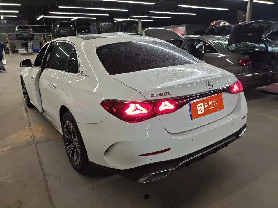 Mercedes-Benz E-Class — миниатюра 7